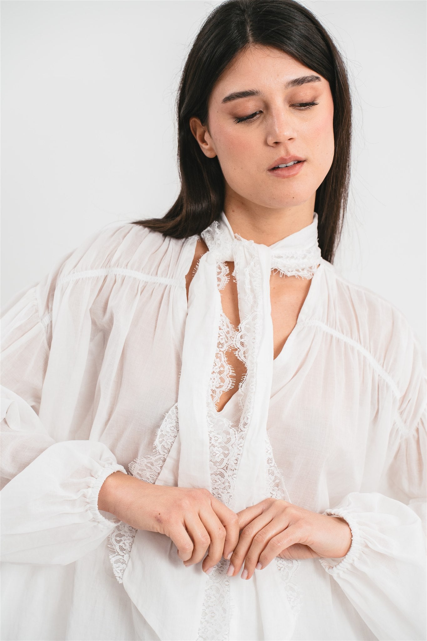 Shirt with bow and lace details