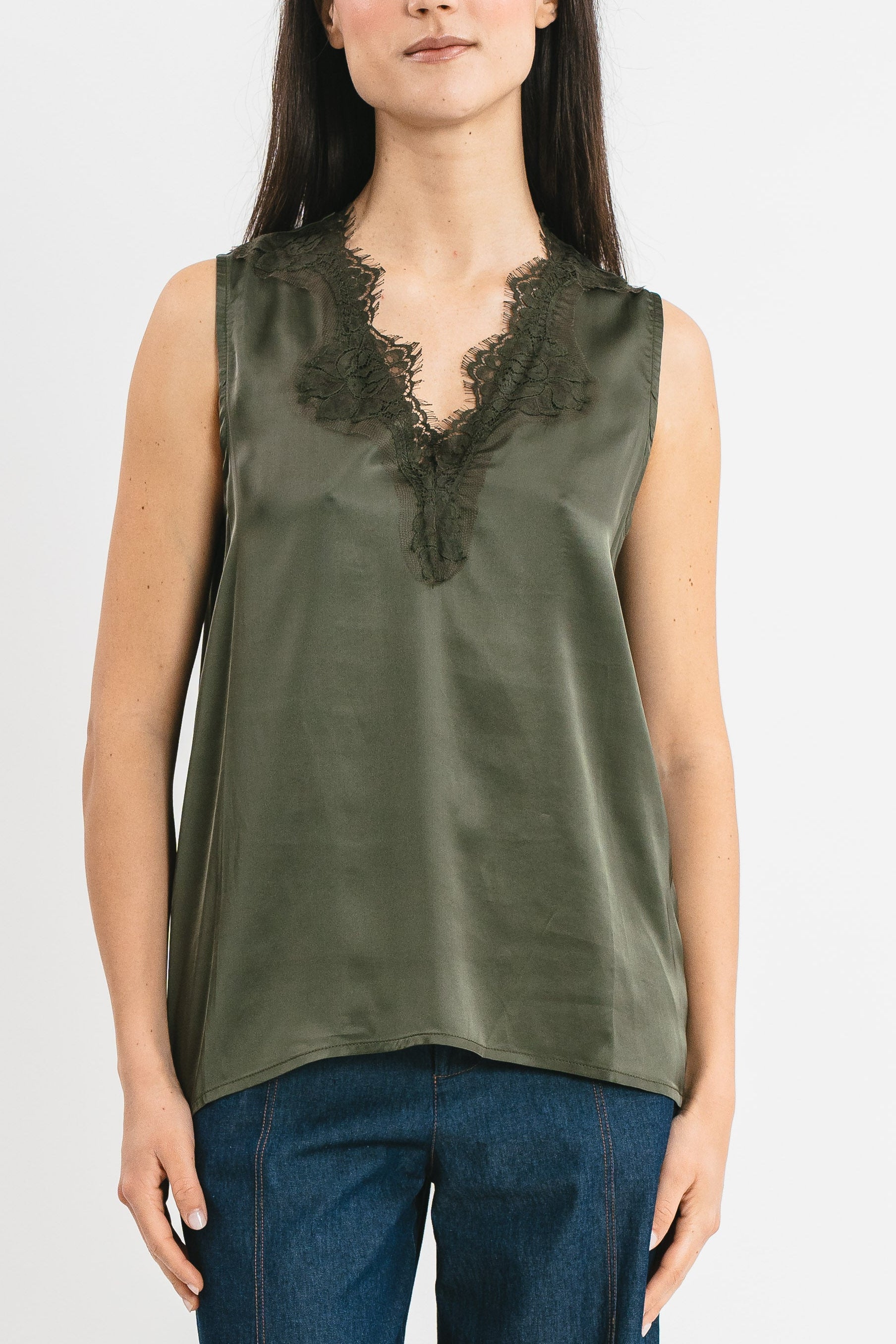 Top verde spalla larga in viscosa satin elasticizzata con rifiniture in pregiato pizzo francese Frontale