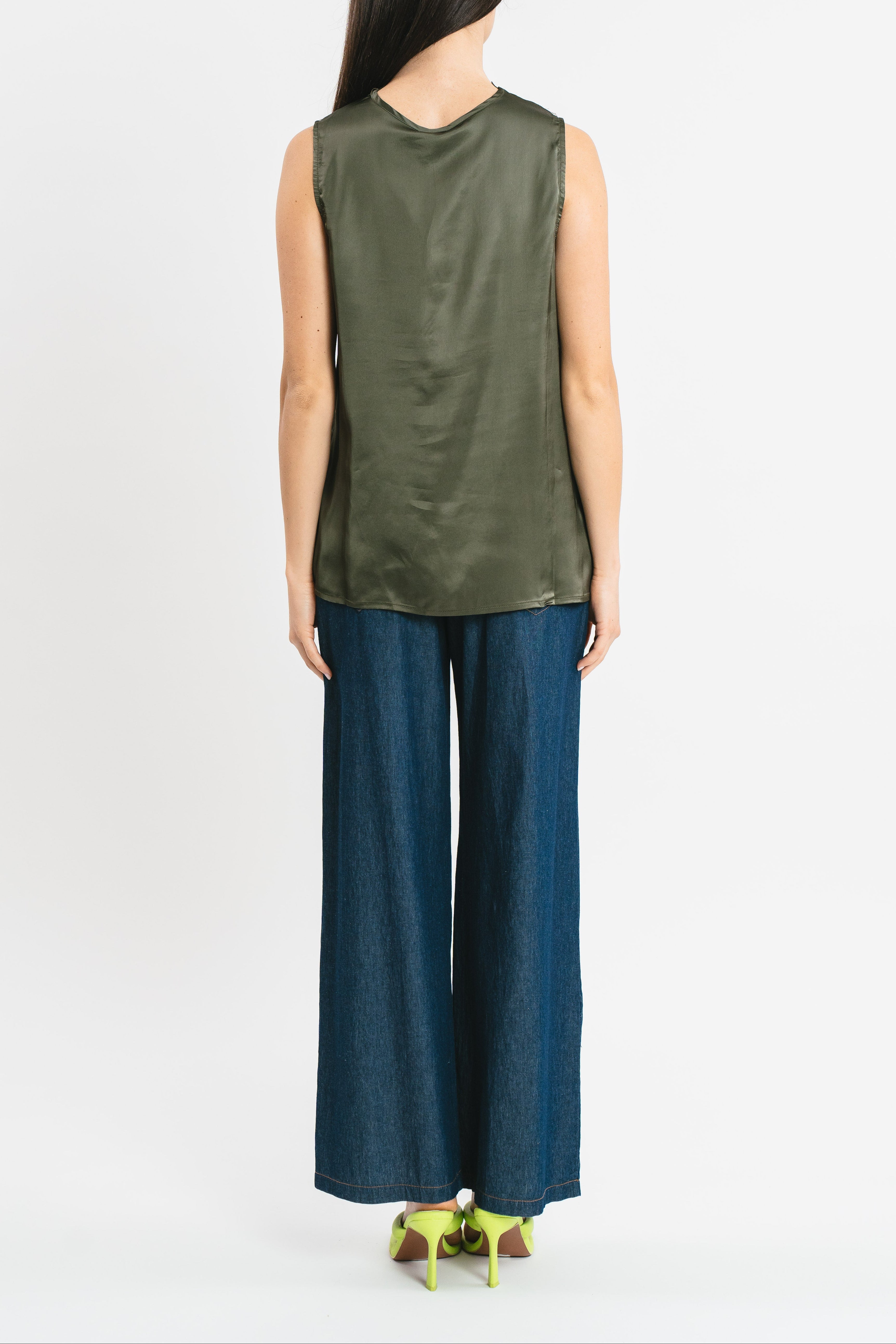 Top verde spalla larga in viscosa satin elasticizzata con rifiniture in pregiato pizzo francese Posteriore