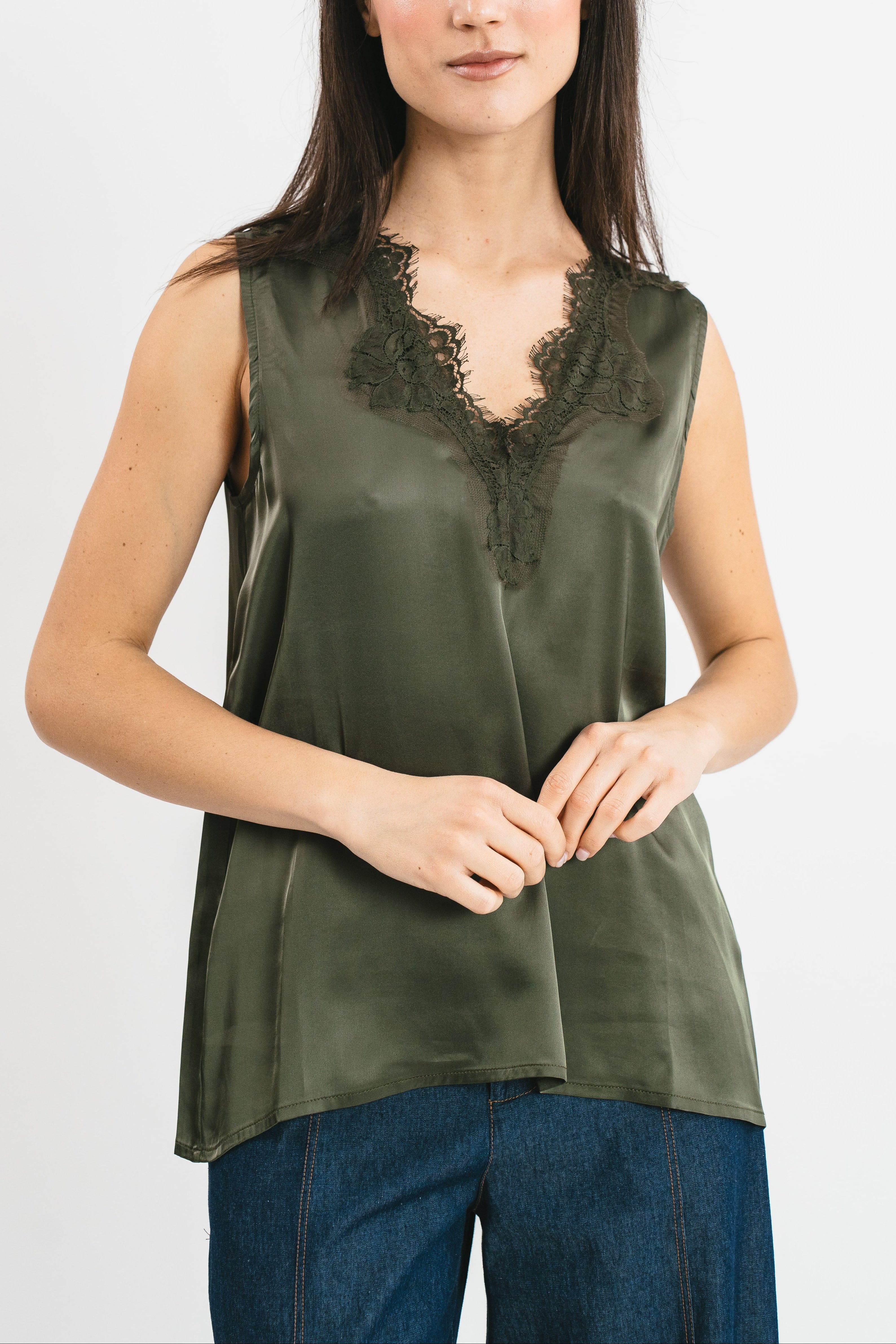 Top verde spalla larga in viscosa satin elasticizzata con rifiniture in pregiato pizzo francese Dettaglio