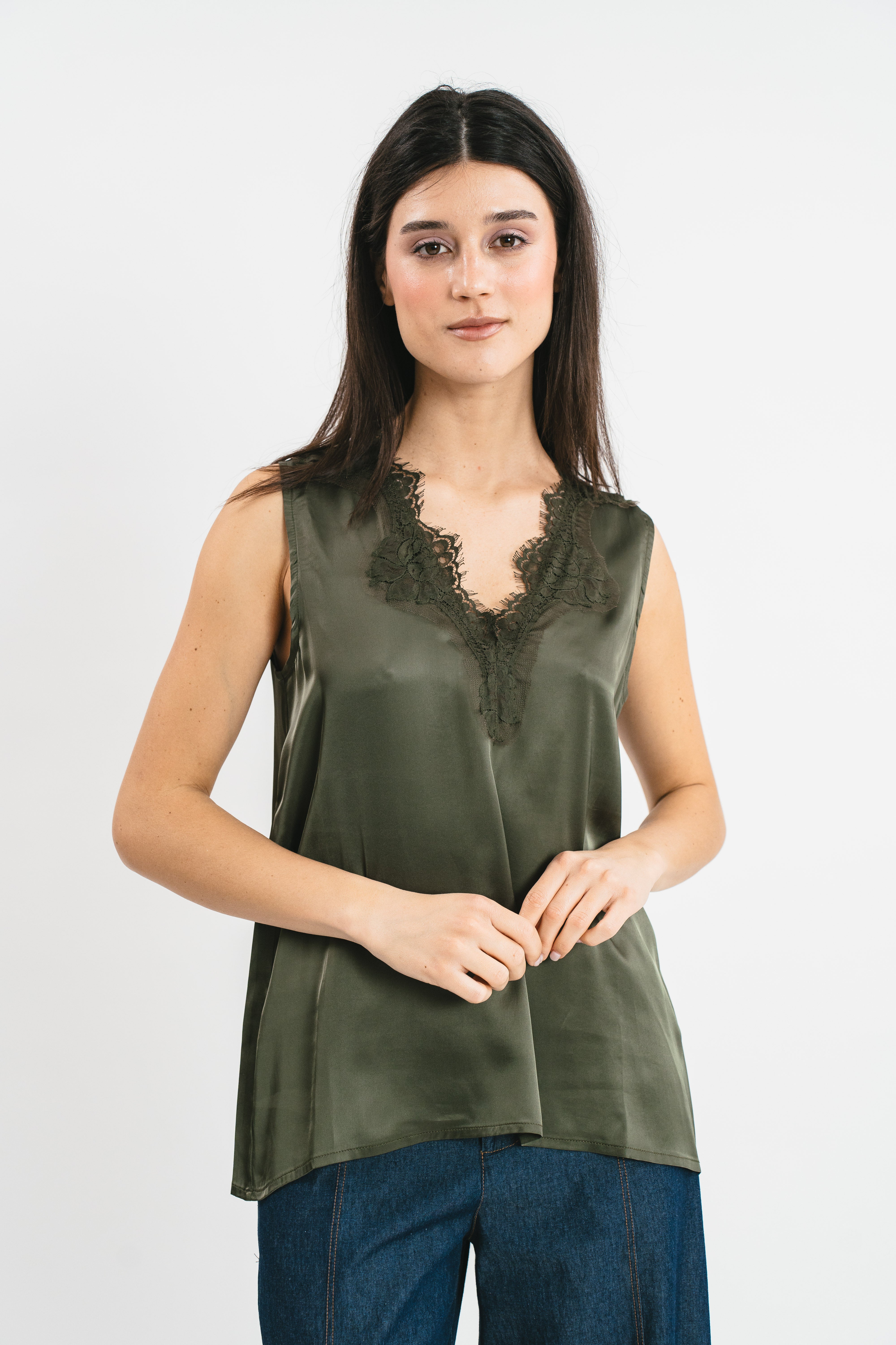 Top verde spalla larga in viscosa satin elasticizzata con rifiniture in pregiato pizzo francese Dettaglio