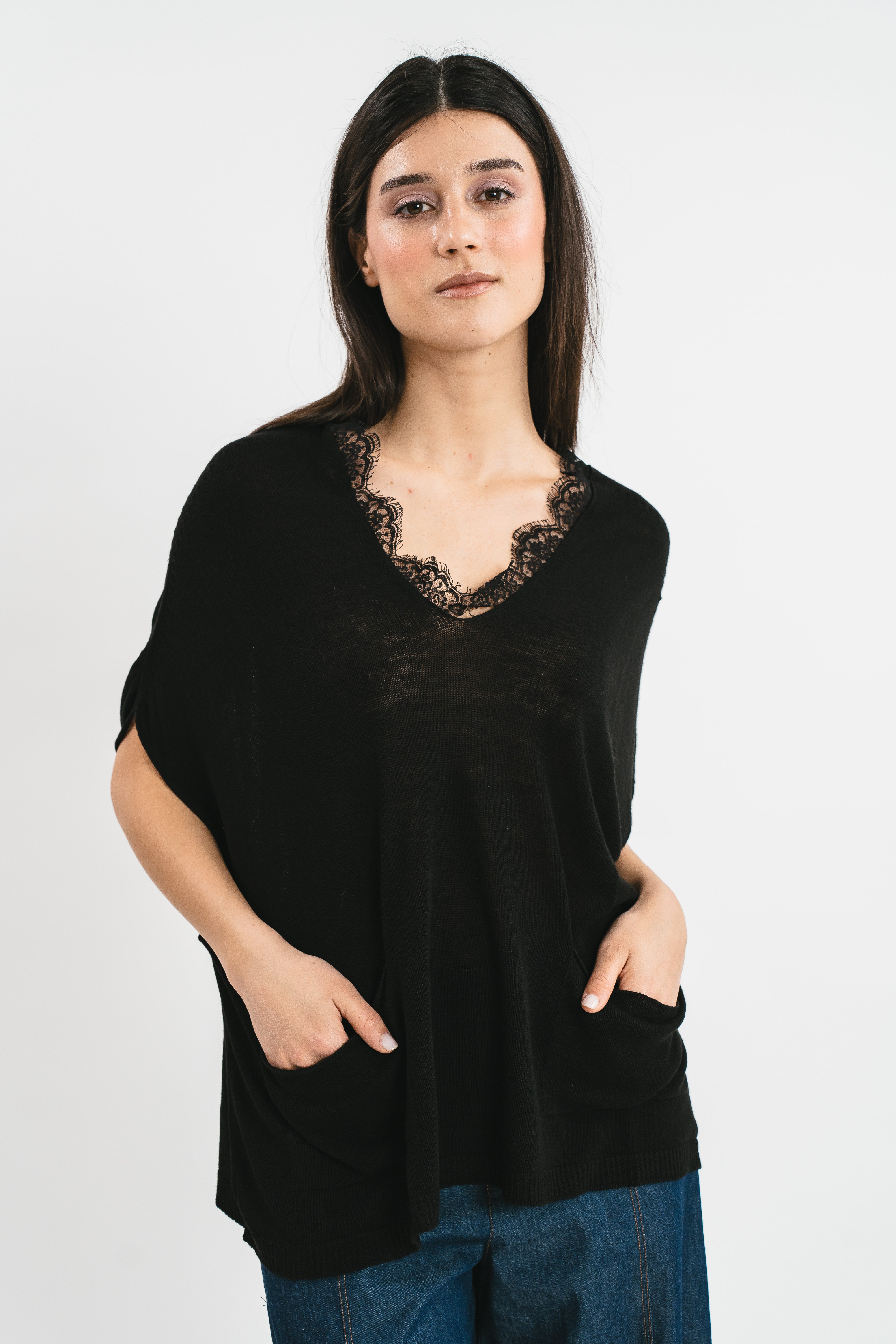 Maglia kimono oversize nera con tasche e dettagli in pizzo francese Dettaglio