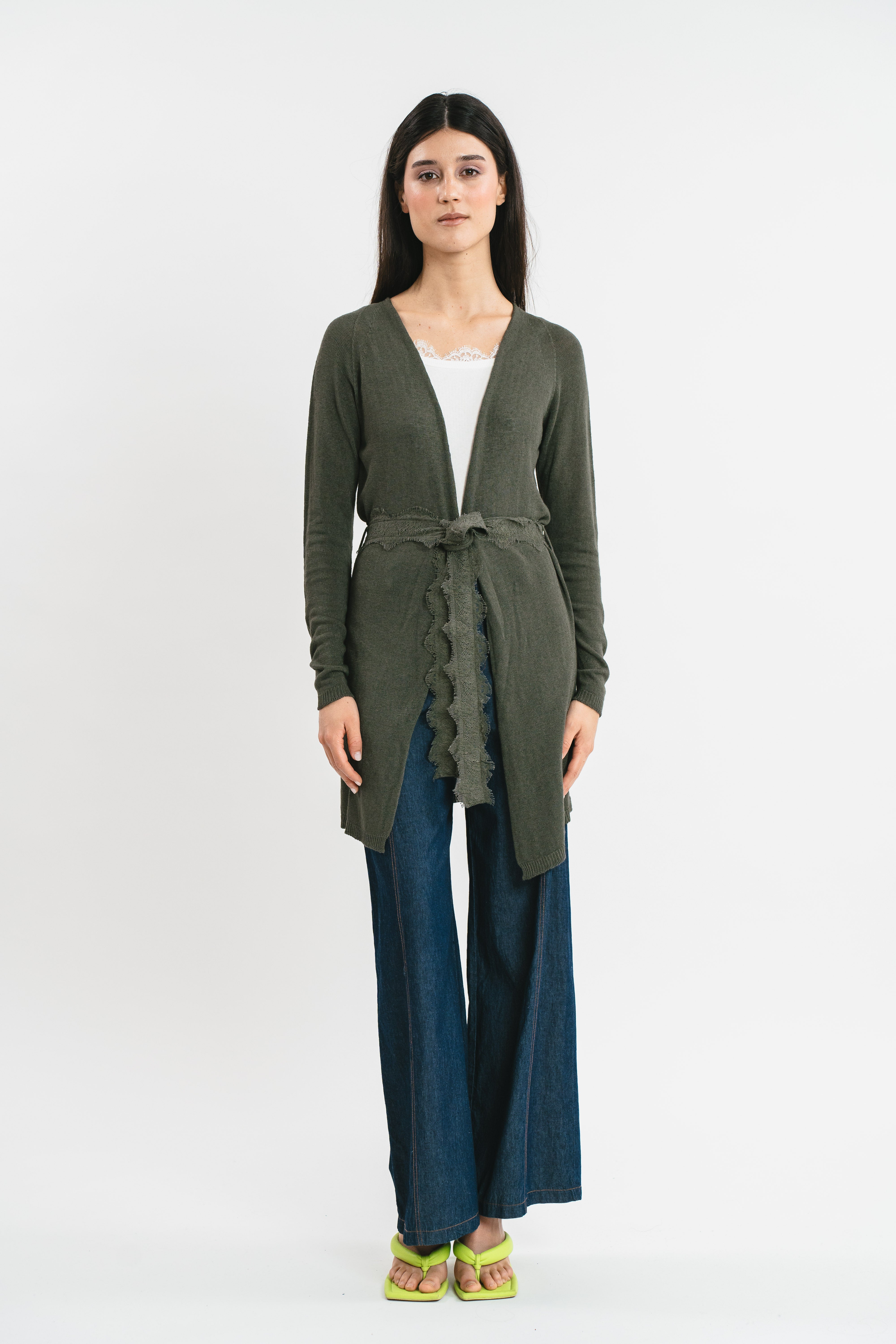 Modella indossa cardigan militare con cintura e dettagli in pizzo francese. Anteriore