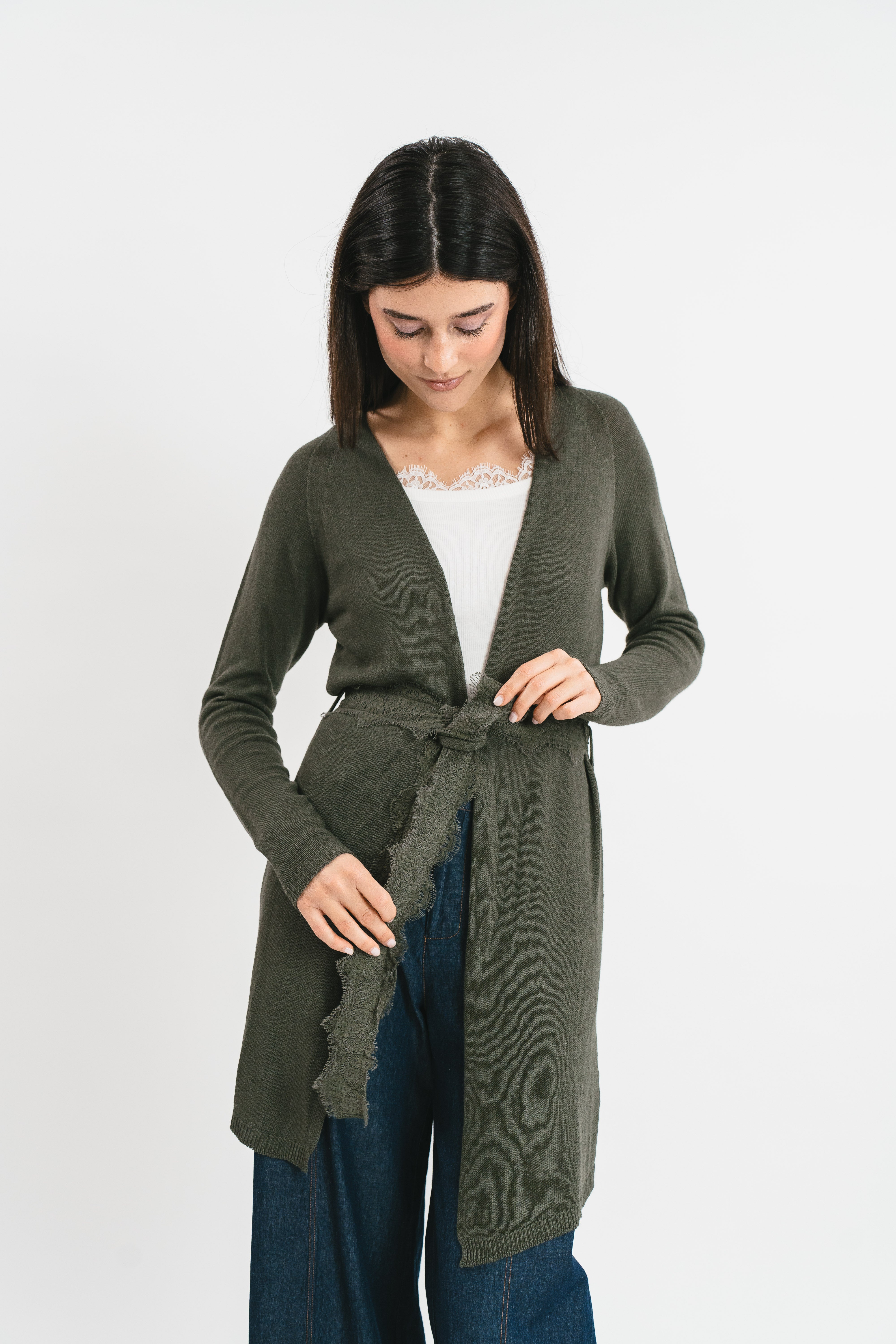 Modella indossa cardigan militare con cintura e dettagli in pizzo francese. Dettaglio