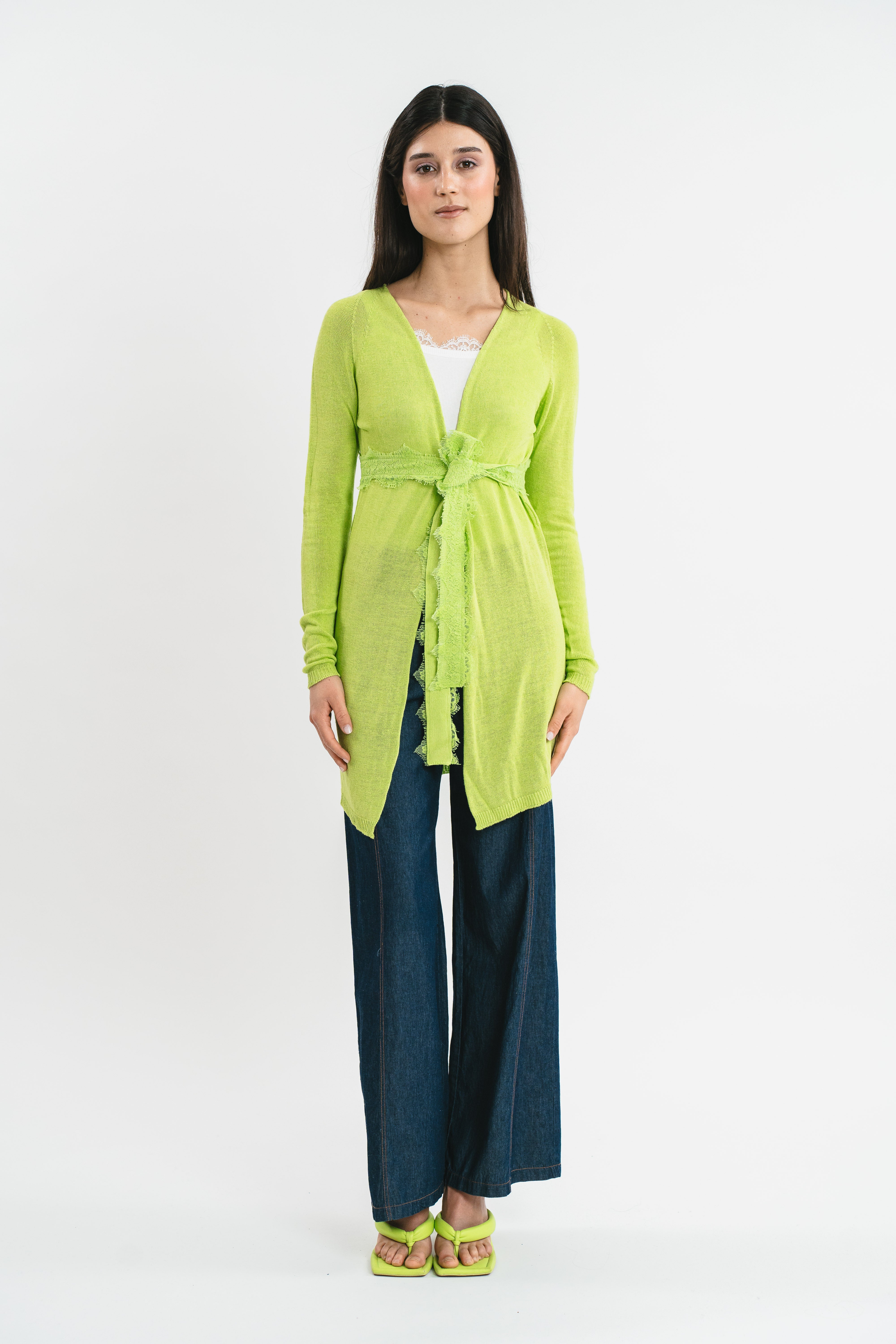 Modella indossa cardigan verde lime con cintura dettagli in pizzo francese. Frontale