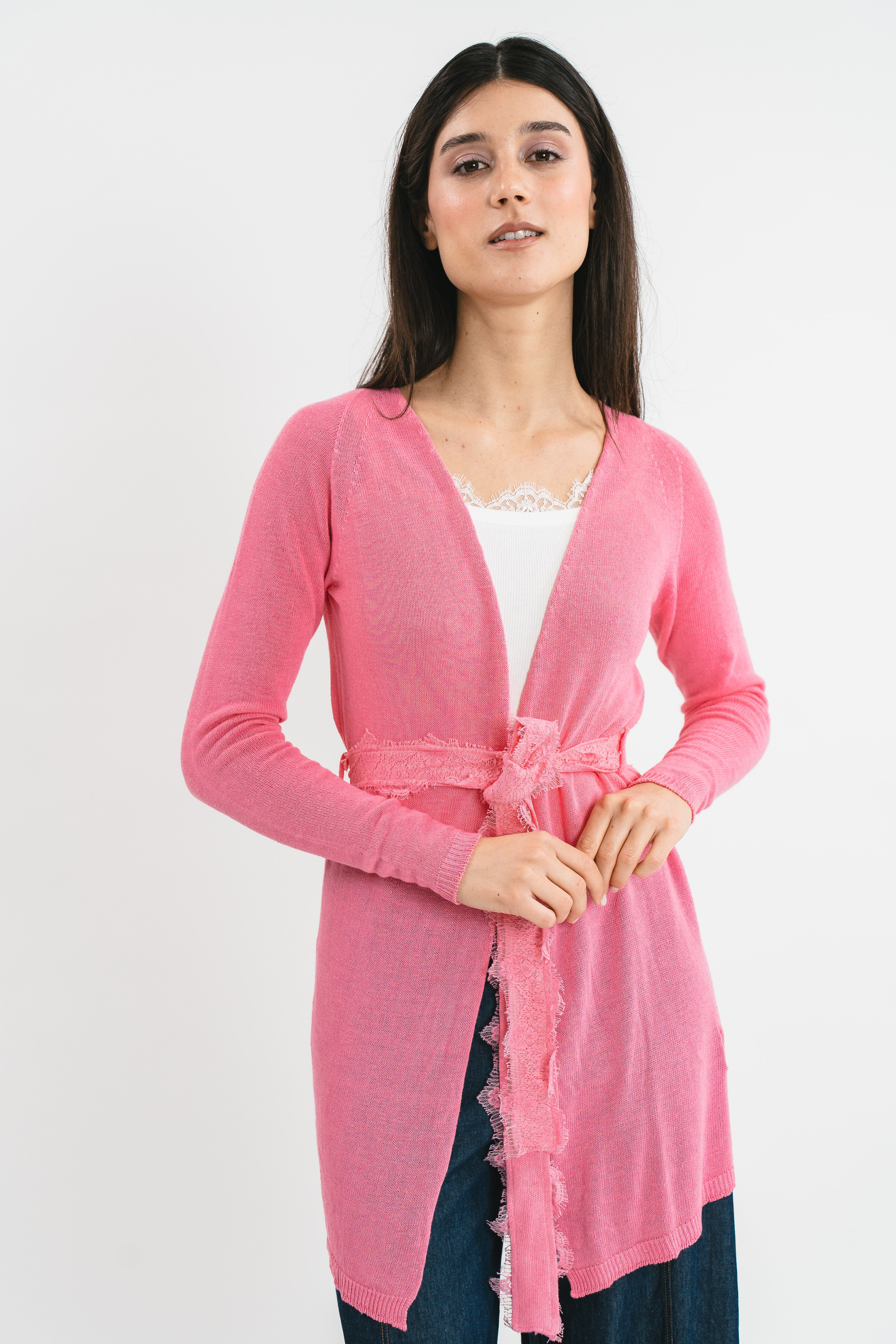 Modella indossa cardigan rosa con cintura e dettagli in pizzo francese. Dettaglio