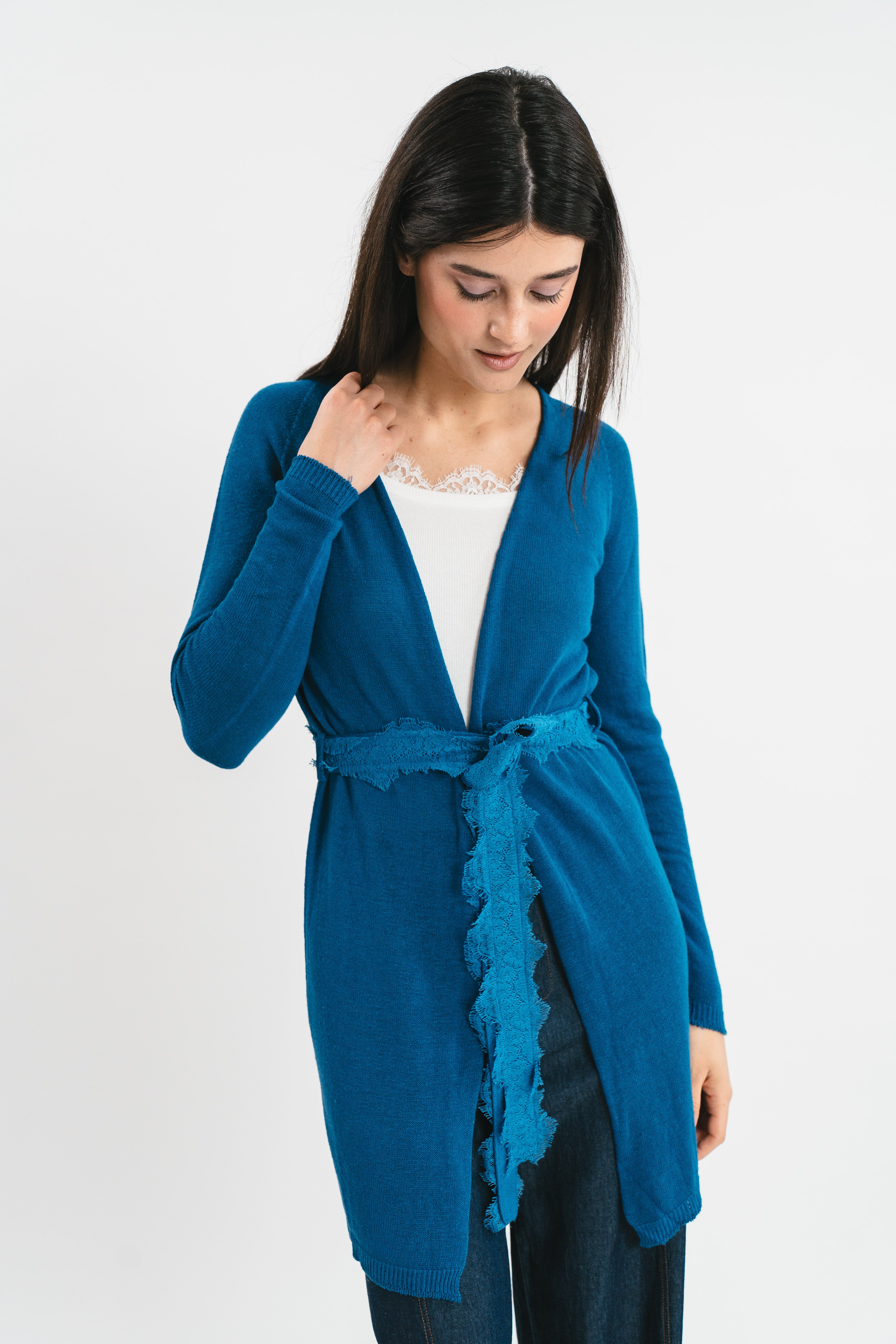 Modella indossa cardigan avio con cintura e dettagli in pizzo francese.  Dettaglio