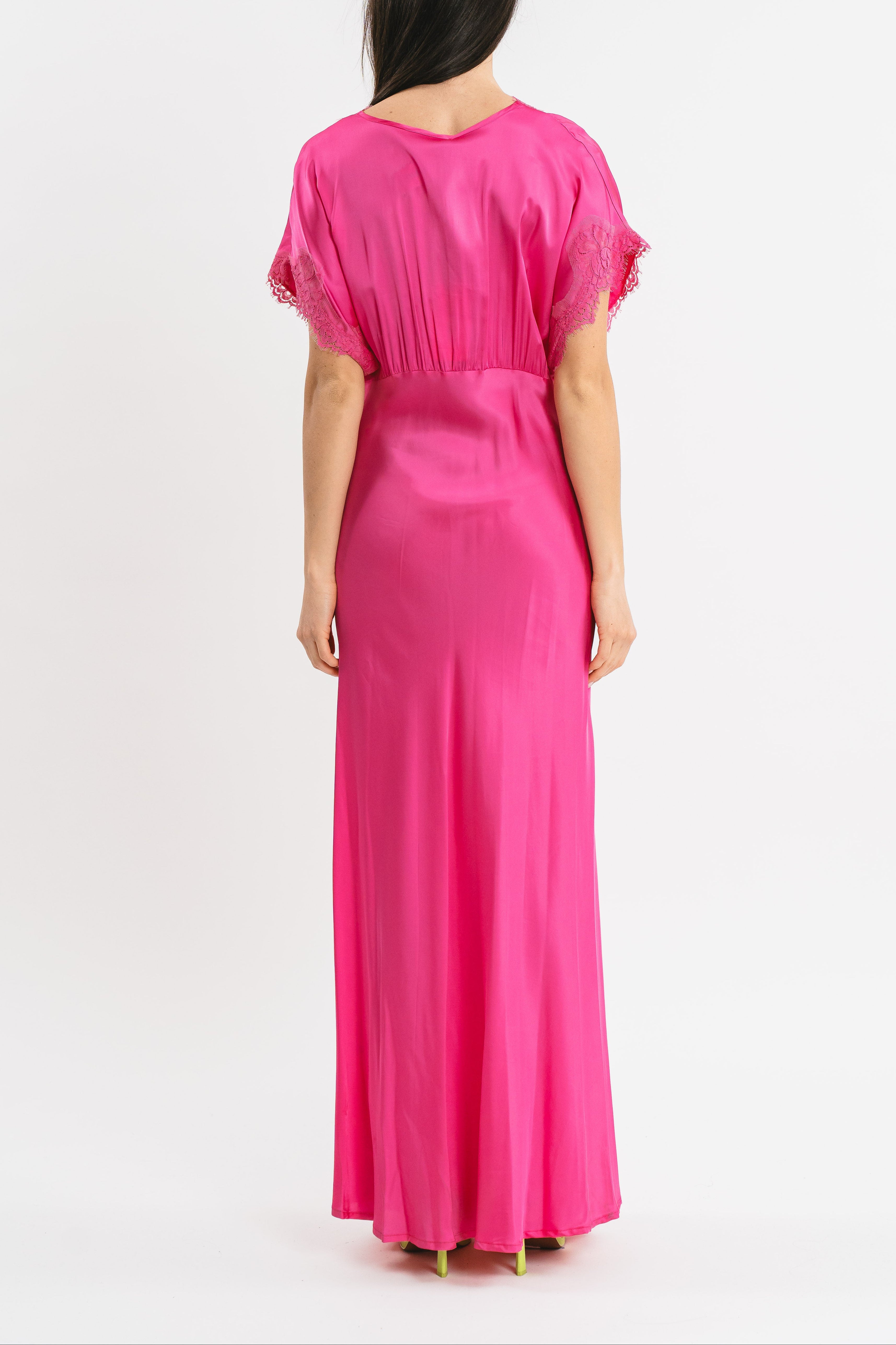 Modella indossa abito fuxia lungo in viscosa elasticizzata con rifiniture in pizzo francese. Posteriore