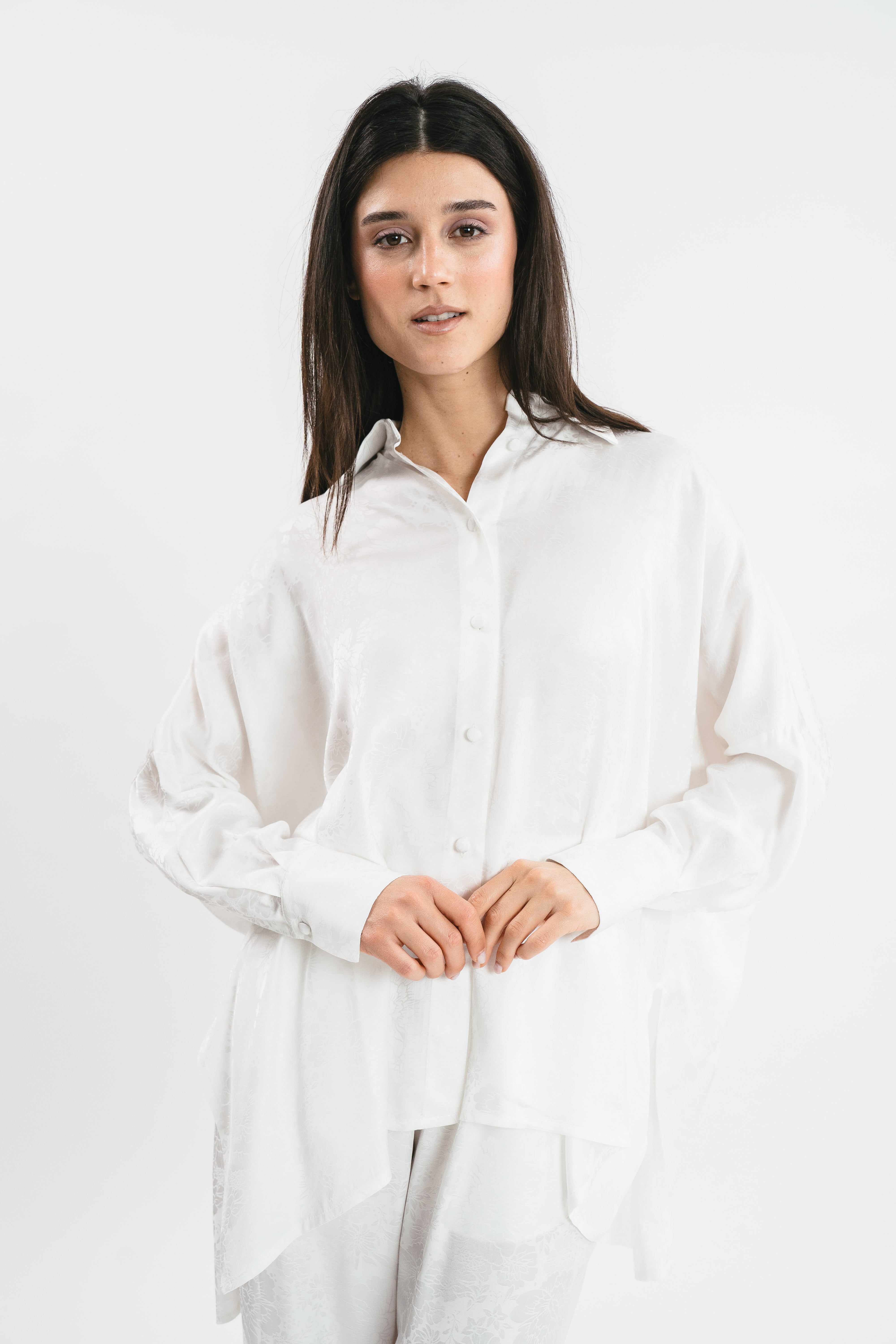 Modella indossa camicia bianca oversize Jacquard in viscosa. Dettaglio