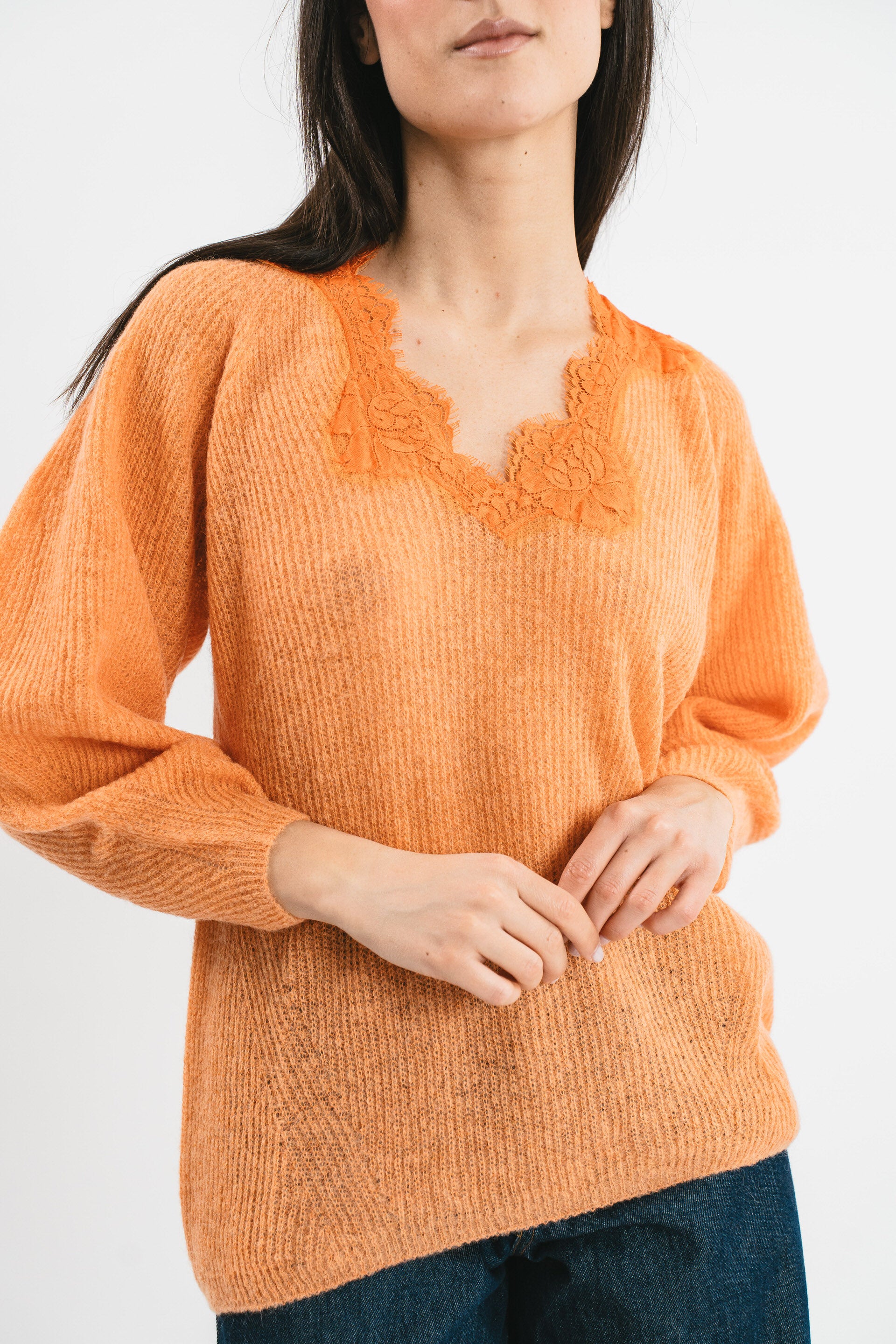 Maglia arancio scollo a V con pizzo Dettaglio