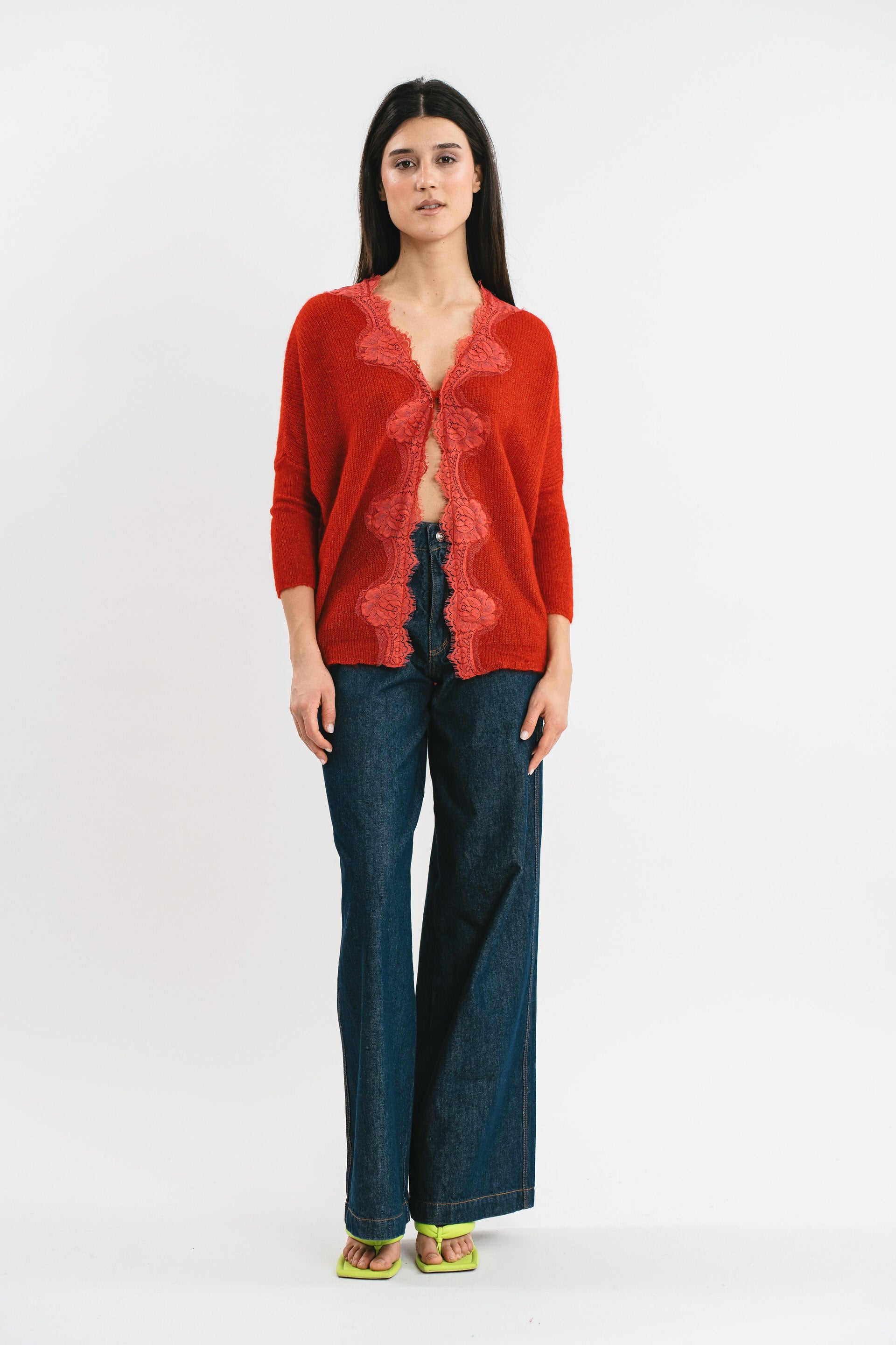 Modella indossa cardigan kimono rosso con pizzo. Frontale